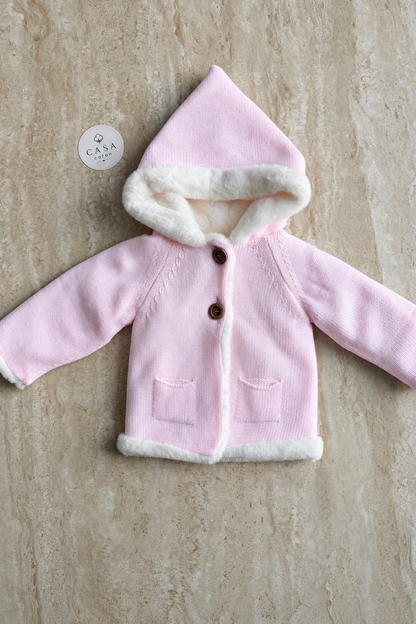 Manteau bébé Ava en maille rose à capuche, présenté à plat