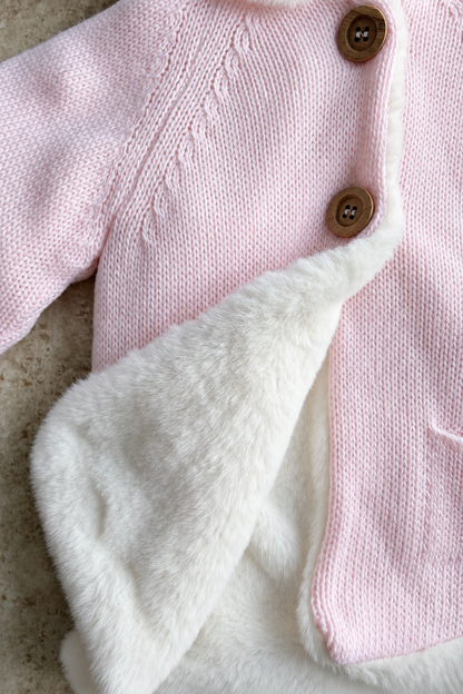 Détail des boutons bois et de la doublure douce du manteau bébé Ava rose
