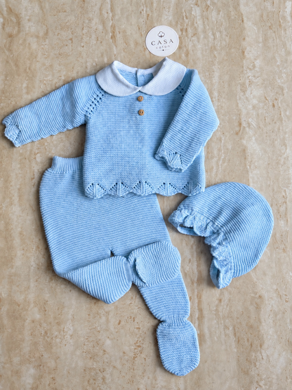 Ensemble bébé Gabriela en maille bleu ciel, haut, pantalon et bonnet présentés à plat