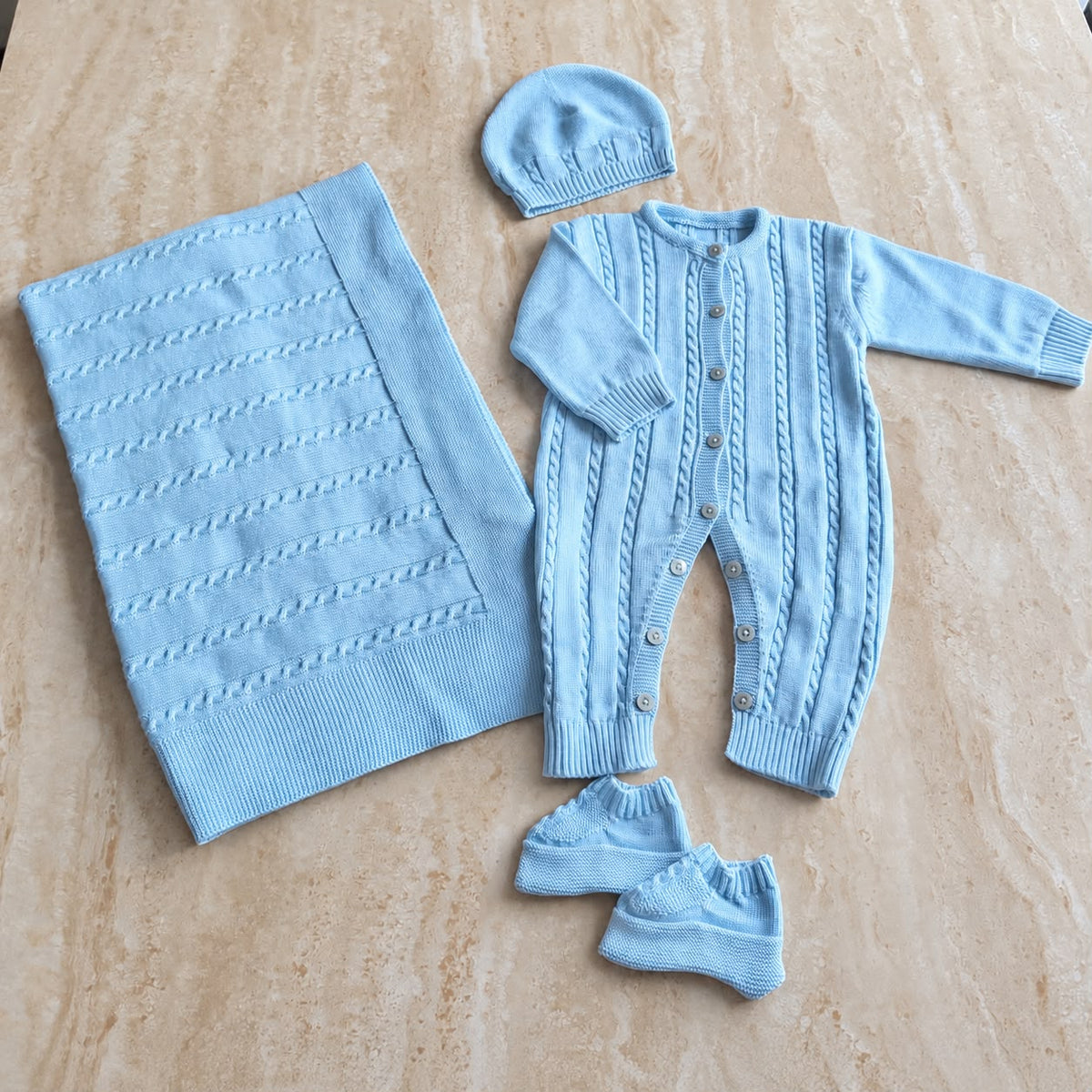 Ensemble de naissance en maille bleu ciel, pièces présentées à plat, prénom brodé