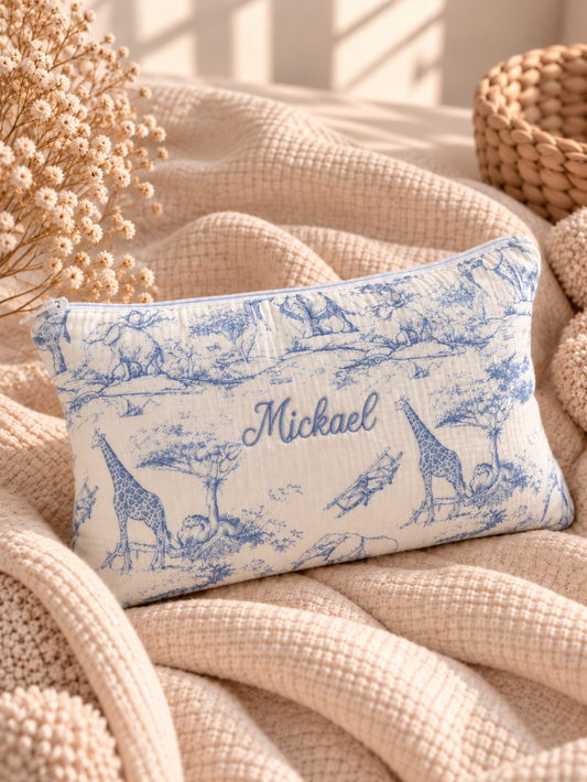 Trousse de toilette Safari bleue en toile de Jouy bleue, prénom brodé