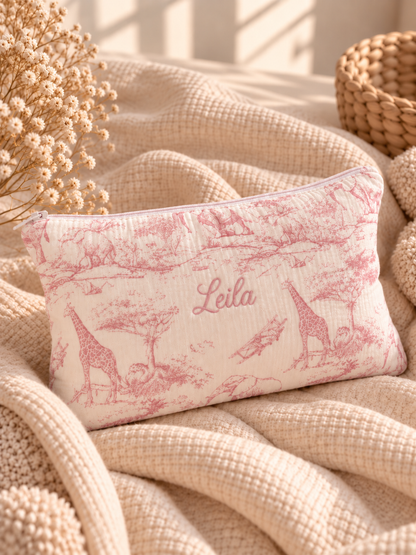 Trousse de toilette Safari rose en toile de Jouy rose, prénom brodé