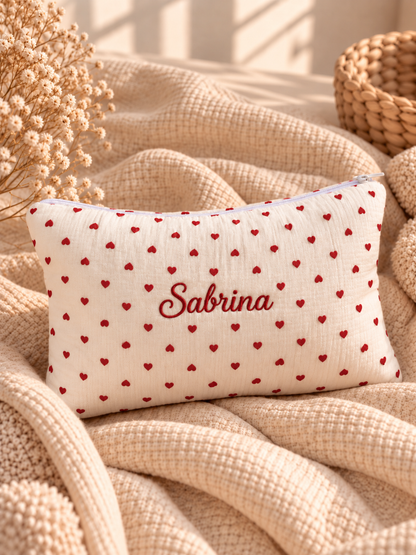 Trousse de toilette Petit Cœur à petits cœurs rouges, prénom brodé