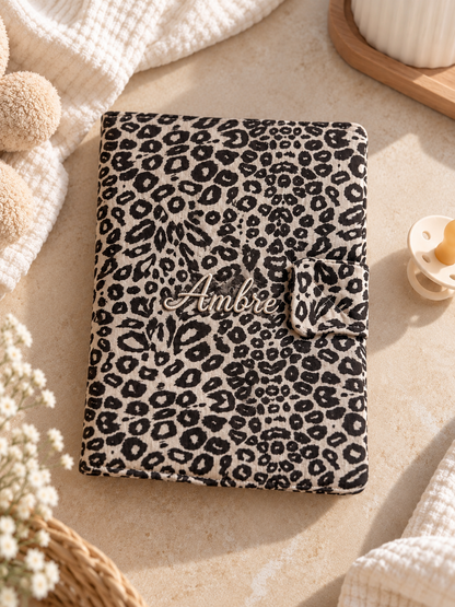 Protège carnet de santé Léopard fermé, prénom brodé