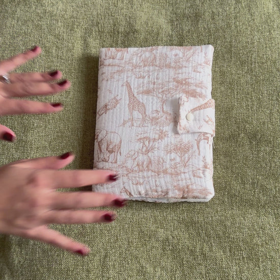 Vidéo Protège carnet de santé Safari beige